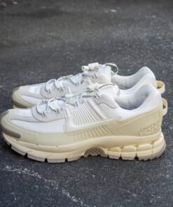 Alternative view of Nike ZOOM VOMERO ROAM [WHITE / BEIGE] 0609025