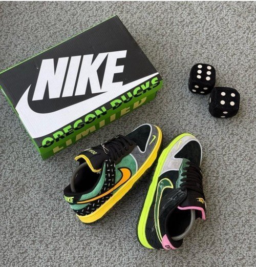 Alternative view of Nike SB DUNK LOW WHAT THE DUNK UNIVERSITY OF OREGON [BLACK / YELLOW/ GREEN] 0309025