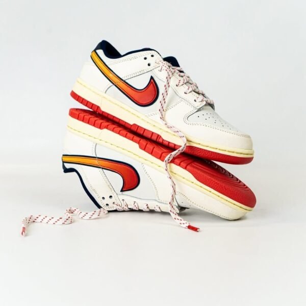 Nike SB DUNK LOW RETRO SE RETRO LETTERING - RED SUNSET SWOOSH EDITION [WHITE / ORANGE / BLUE] 2508025