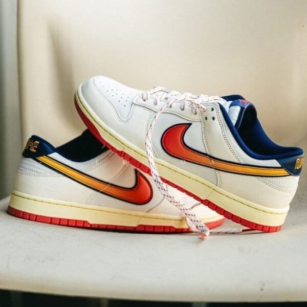 Alternative view of Nike SB DUNK LOW RETRO SE RETRO LETTERING - RED SUNSET SWOOSH EDITION [WHITE / ORANGE / BLUE] 2508025