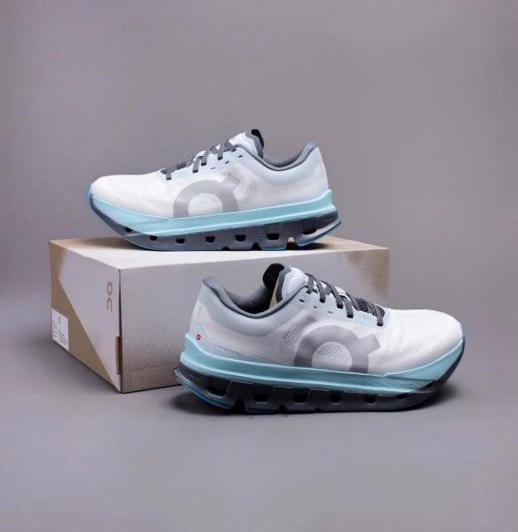 Alternative view of On Cloudflow 5 Running Arctic Blue