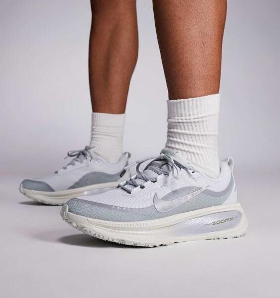 Alternative view of Nike Running Vomero 18 Gore-Tex Grey