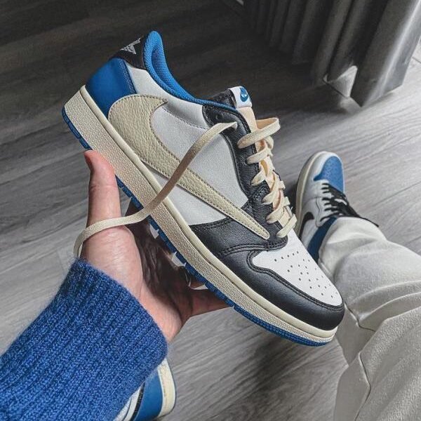 Alternative view of Fragment X Travis Scot.t X Air Jorda.n 1 Retro Low Semi UA with kit