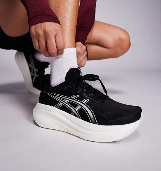 Alternative view of Asics Gel Nimbus 27 black white